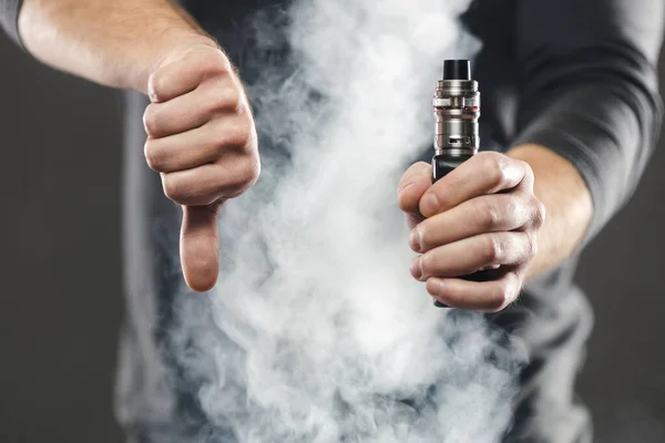 Vaping e-lichid dintr-o tigara electronica fotografii de stoc fără drepturi de autor