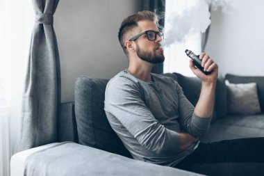 Elektronik bir sigaradan e-sıvı buharlaştırmak