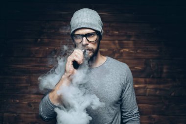 Elektronik bir sigaradan e-sıvı buharlaştırmak