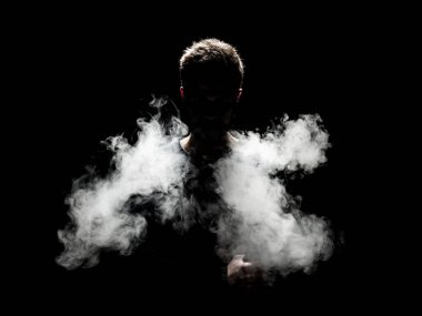 Elektronik bir sigaradan e-sıvı buharlaştırmak