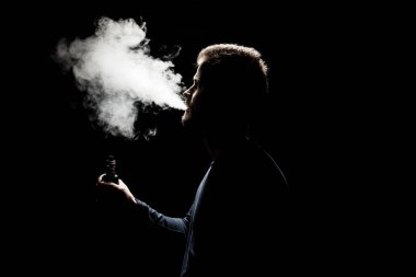 Elektronik bir sigaradan e-sıvı buharlaştırmak