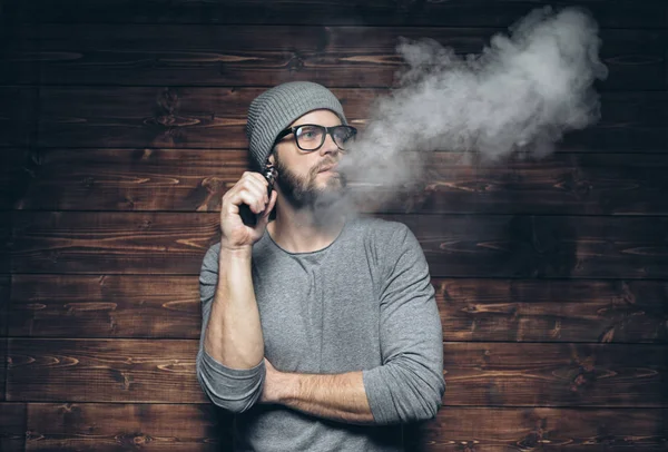 Vapa e-vätska från en elektronisk cigarett — Stockfoto