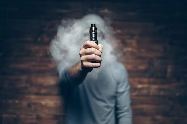 Vaping e-líquido de um cigarro eletrônico — Fotografia de Stock