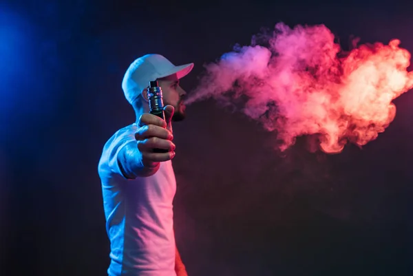 Vaping e-líquido de um cigarro eletrônico — Fotografia de Stock