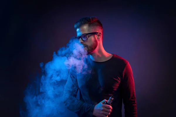 Vaping e-liquid from an electronic cigarette — ストック写真