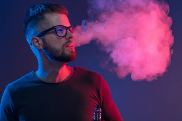 Vaping e-liquid from an electronic cigarette — ストック写真