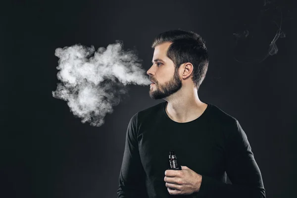 Vaping e-liquid from an electronic cigarette — Stock Photo, Image