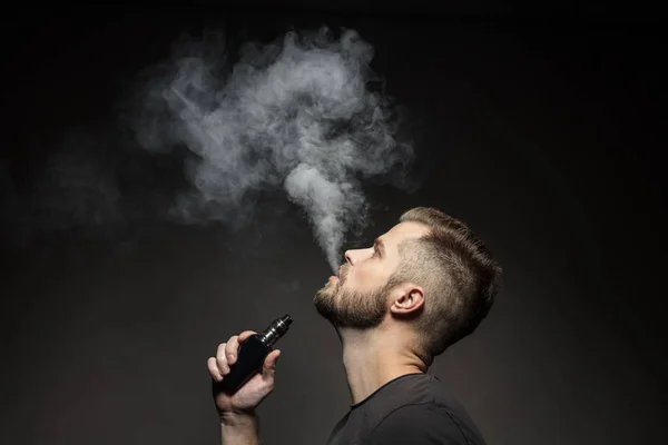 Vaping e-líquido de um cigarro eletrônico Fotos De Bancos De Imagens