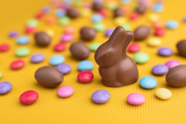 Lezzetli Paskalya bayramı çikolatalı tavşan, yumurta ve tatlı