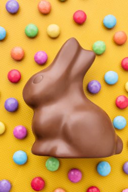 Lezzetli Paskalya bayramı çikolatalı tavşan, yumurta ve tatlı