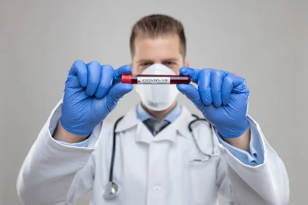 Coronavirus Covid Kan Testi Örneğini Tutan Solunum Maskesi Takan Bir — Stok fotoğraf