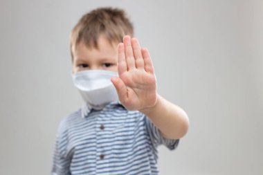 Ölümcül Coronavirus Covid-19 'a karşı önlem olarak solunum maskesi takan küçük bir çocuk.