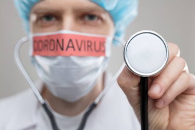 Solunum maskeli bir doktor ölümcül Coronavirus Covid-19 virüsüyle savaşıyor. 