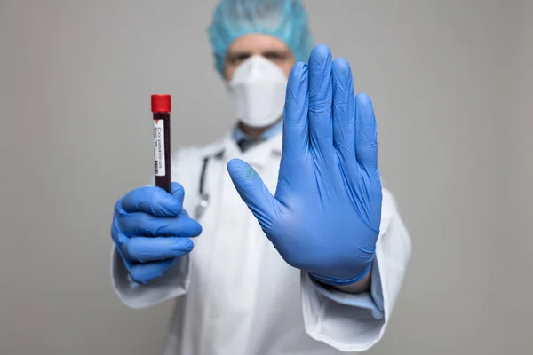 Coronavirus Covid Kan Testi Örneğini Tutan Solunum Maskesi Takan Bir — Stok fotoğraf