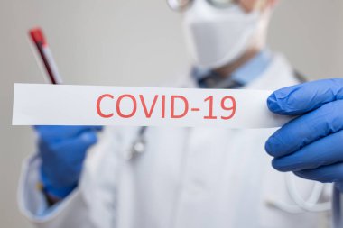 Solunum maskeli bir doktor ölümcül Coronavirus Covid-19 virüsüyle savaşıyor. 