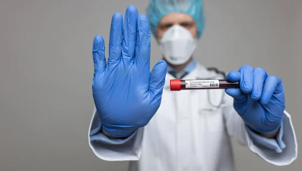 Doktor Solunum Maskesi Takıyor Coronavirus Covid Kan Örneğini Tutuyor — Stok fotoğraf