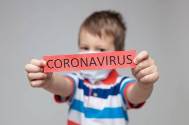 Ölümcül Coronavirus Covid-19 'a karşı önlem olarak solunum maskesi takan küçük bir çocuk.