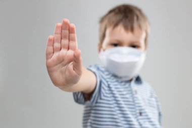 Ölümcül Coronavirus Covid-19 'a karşı önlem olarak solunum maskesi takan küçük bir çocuk.