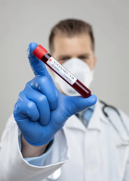 Médico Usando Máscara Respiratória Segurando Coronavirus Covid Amostra Sangue — Fotografia de Stock