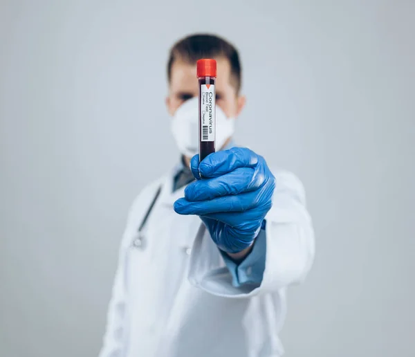 Medicul Poartă Mască Respiratorie Deține Proba Sânge Coronavirus Covid — Fotografie, imagine de stoc