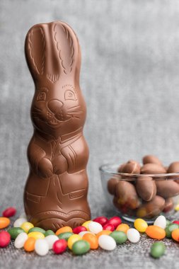 Lezzetli Paskalya bayramı çikolatalı tavşan, yumurta ve tatlı