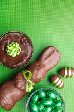 Lezzetli Paskalya bayramı çikolatalı tavşan, yumurta ve tatlı