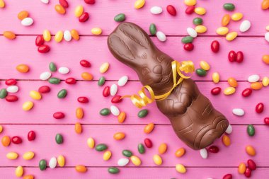 Lezzetli Paskalya bayramı çikolatalı tavşan, yumurta ve tatlı