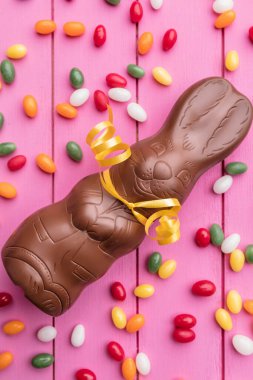 Lezzetli Paskalya bayramı çikolatalı tavşan, yumurta ve tatlı