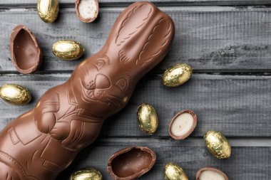 Lezzetli Paskalya bayramı çikolatalı tavşan, yumurta ve tatlı