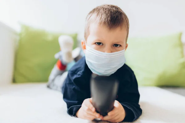 Ongelukkig Jong Kind Draagt Ademhalingsmasker Als Preventie Tegen Het Coronavirus — Stockfoto