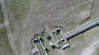 Sahil kenarındaki köpük dalgalarının hava aracı videosu.