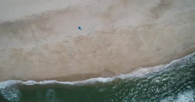 Sahil kenarındaki köpük dalgalarının hava aracı videosu.