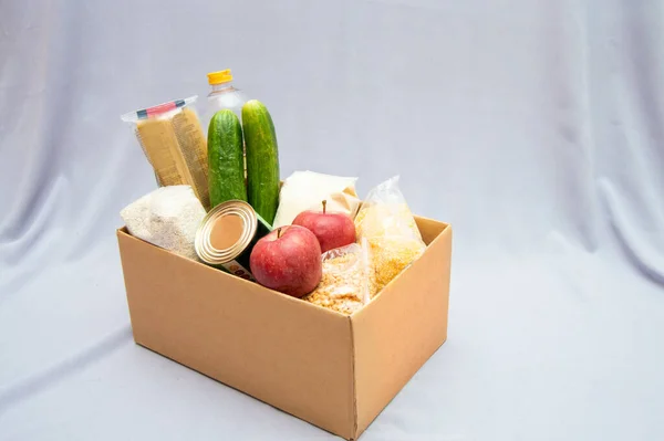 Caixa de doação com alimentos isolados em branco — Fotografia de Stock