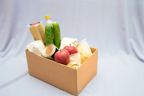 Caja de donaciones con alimentos aislados en blanco — Foto de Stock