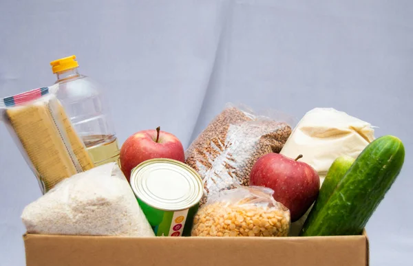 Caja de donaciones con alimentos aislados en blanco — Foto de Stock