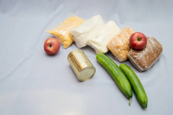 Conjunto de productos naturales aislados sobre fondo blanco. Alimento saludable. — Foto de Stock