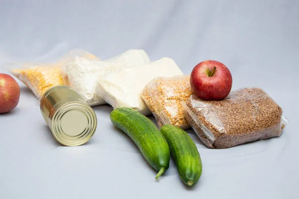 Conjunto de productos naturales aislados sobre fondo blanco. Alimento saludable. — Foto de Stock