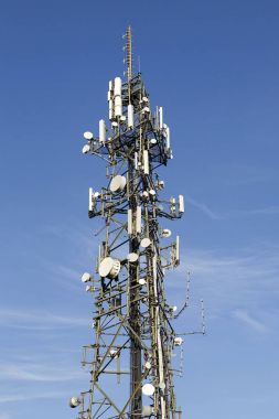 Mavi gökyüzü arka plan ile dikey bir biçimde bir telekomünikasyon kulenin yakın çekim