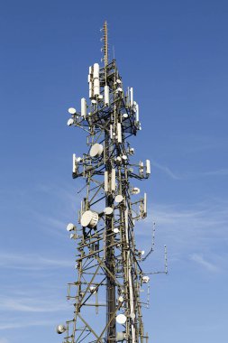 bir dikey biçimde mavi gökyüzü arka plan ile bir iletişim kulenin yakın çekim