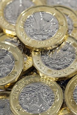 İngiliz bir İngiliz Lirası paraları bir dikey biçimde yığını