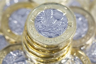 Bir İngiliz Lirası paraları - İngiliz para birimi. Sahtecilik caydırmak için tasarlanmış yeni bimetalik dodecahedron sikke 