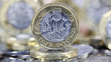 Madalyonun bir İngiliz bir Lirası yatay bir biçimde seçici odak ile kapatın. Yeni dodecahedron para sahtecilik caydırmak için tasarlanmıştır. 