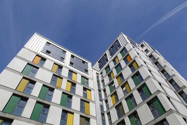 Swansea, İngiltere: 04 Mayıs 2016: Swansea Üniversitesi yüksek artış apartmanda dramatik açısı. Öğrencilerin çoğu kampüste onların derecesi için eğitim görürken yaşamak.