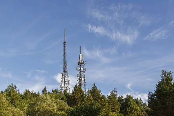 Комунікаційна Вежа Горизонтальному Форматі Фоном Блакитного Неба — стокове фото