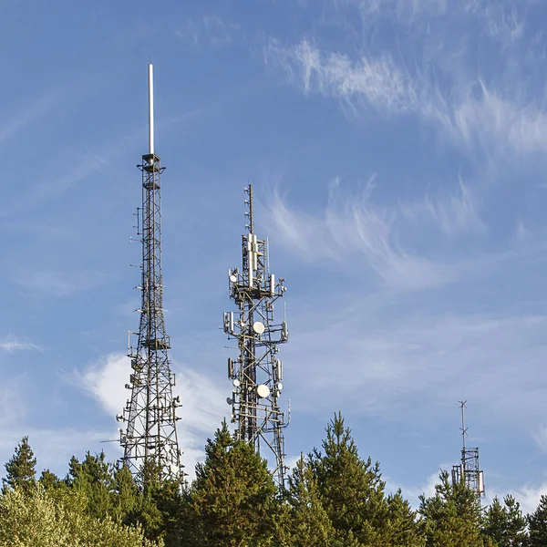 Комунікаційна Вежа Квадратному Форматі Фоном Блакитного Неба — стокове фото