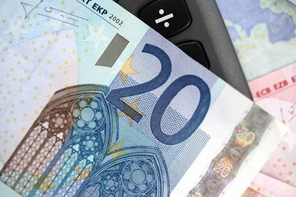 Waluta Europejska Dwadzieścia Banknotów Euro Przez Kalkulator Formacie Poziomej — Zdjęcie stockowe
