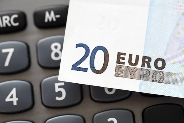 Moneda Europea Billete Veinte Euros Sobre Una Calculadora Formato Horizontal — Foto de Stock