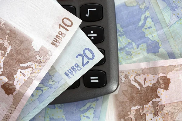 Moneda Europea Billetes Diez Veinte Euros Sobre Una Calculadora — Foto de Stock