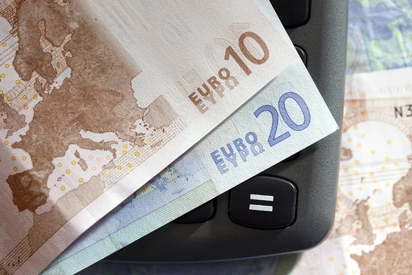 Waluta Europejska Dziesięć Dwadzieścia Banknotów Euro Kalkulatorze — Zdjęcie stockowe