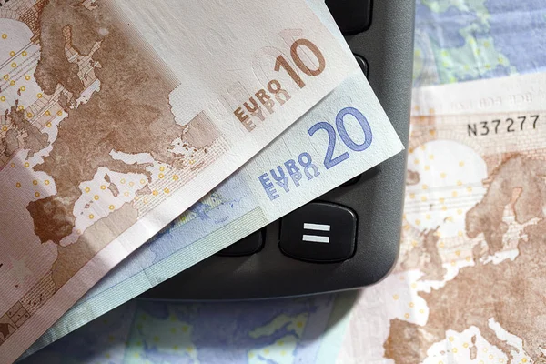 Waluta Europejska Dziesięciu Dwudziestu Banknotów Euro Przez Kalkulator Formacie Poziomej — Zdjęcie stockowe